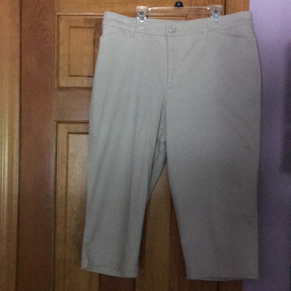 Nice Khaki Capris!!